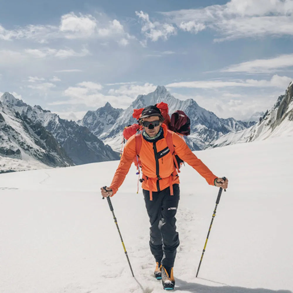 Mathieu Maynadier, alpiniste français ambassadeur Authentic Nutrition, en ascension sur glacier enneigé