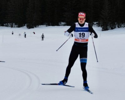 Jules Chappaz, skieur de fond professionnel, en compétition avec bâtons sur piste enneigée