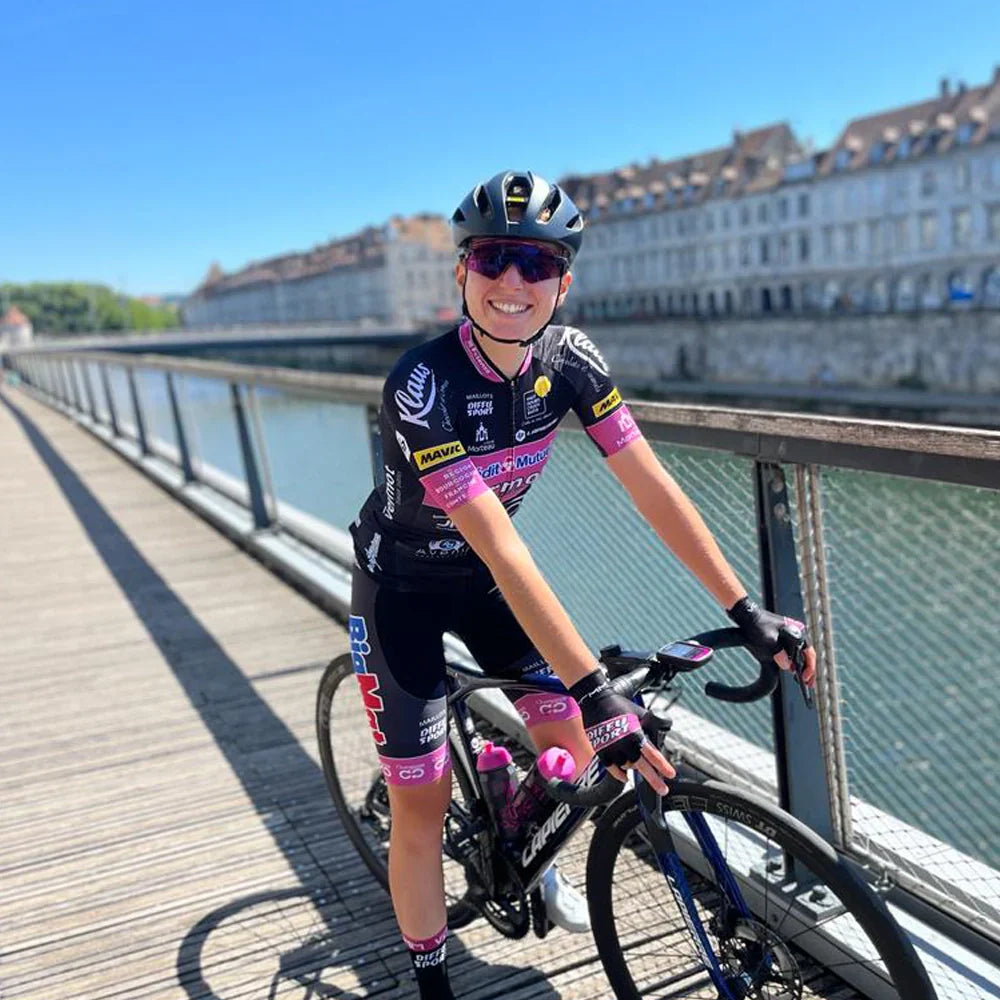 Emeline Courtot, cycliste DN1 Vélo Club Morteau Montbenoît, ambassadrice Authentic Nutrition sur son vélo