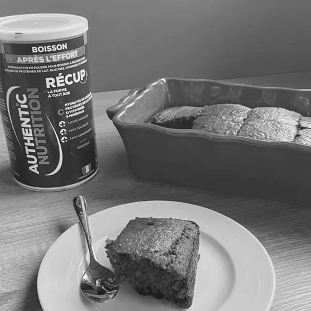 Gâteau de récupération maison au chocolat à côté d'une boîte de boisson Récup Authentic Nutrition.