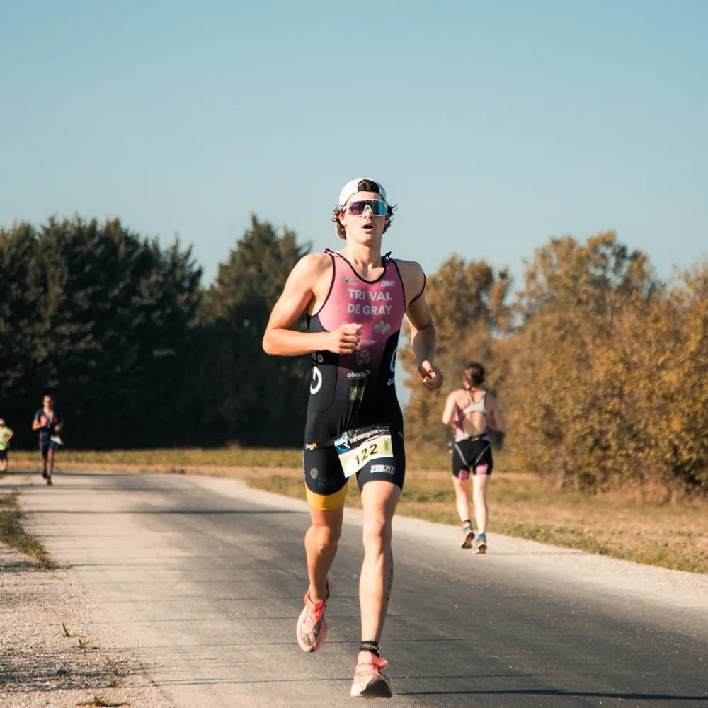 Jules Claudel, triathlète du Versailles Triathlon, en course à pied sur route de campagne