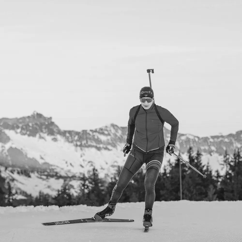 Julia Simon, ambassadrice Authentic Nutrition et championne de biathlon, en compétition sur neige