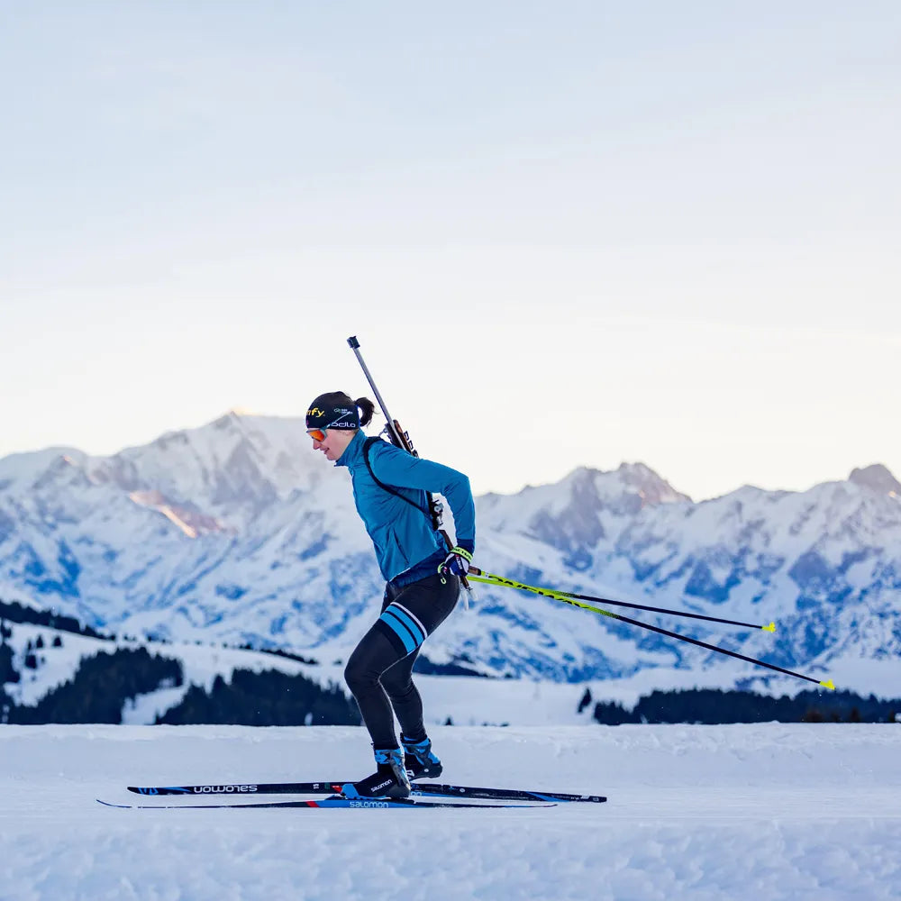 Julia Simon, championne de biathlon, en compétition de ski nordique dans les montagnes enneigées