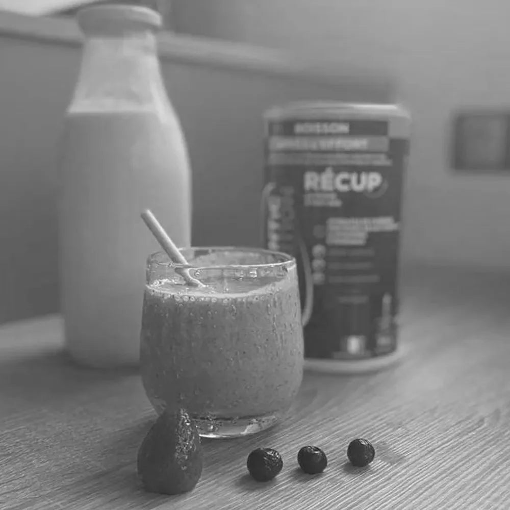 Smoothie protéiné à la fraise et myrtille avec Récup Authentic Nutrition, boisson de récupération sportive en poudre