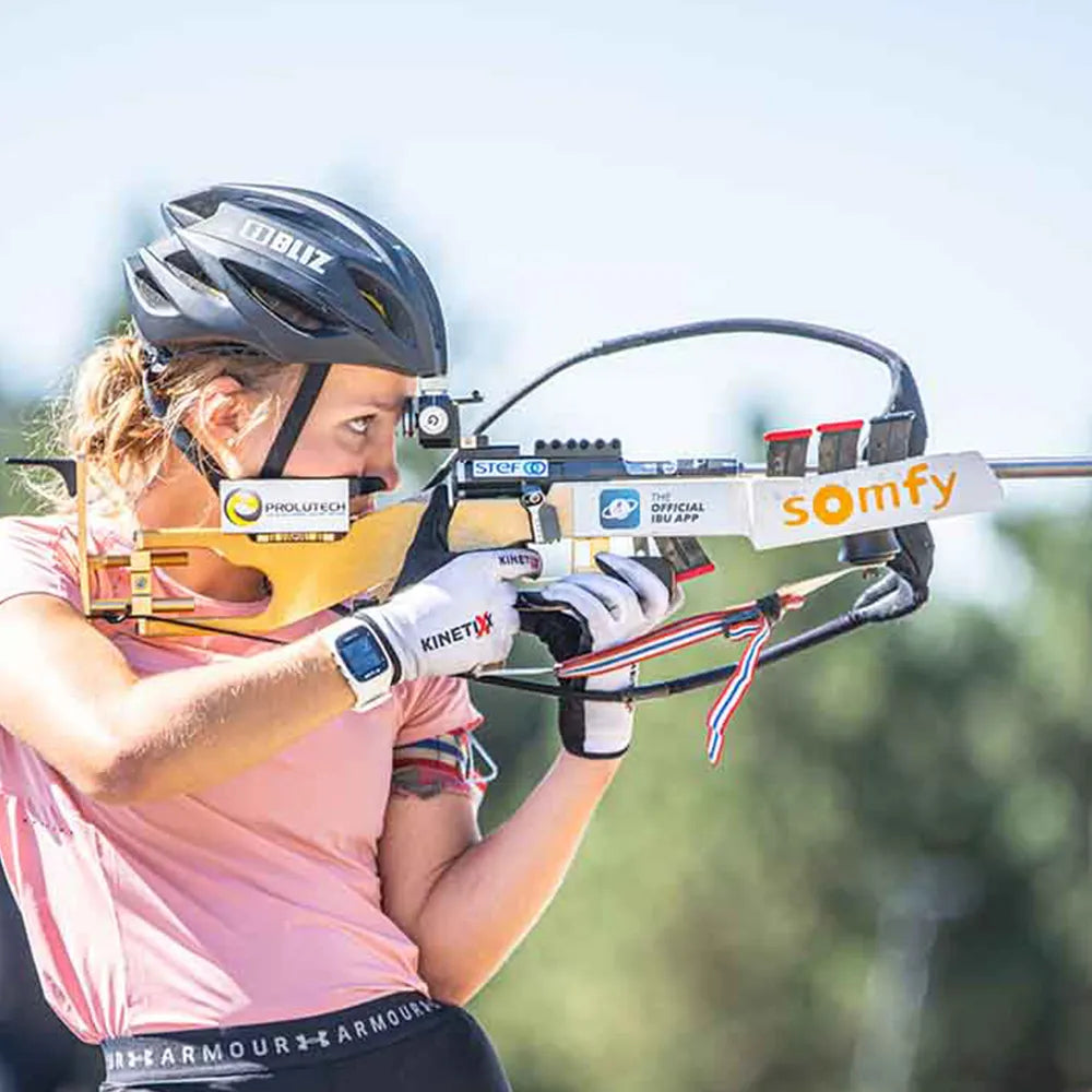 La biathlète française Océane Michelon en plein entraînement de tir d'été avec sa carabine et son casque Bliz.
