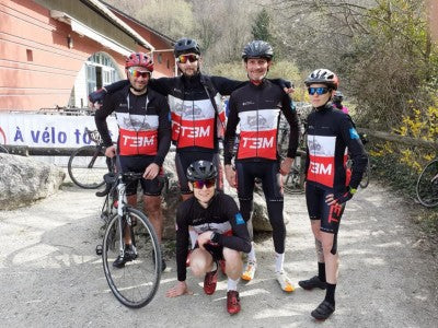 Team 3 Massifs, équipe de cyclistes grenoblois, posant en tenue de course avec leurs vélos