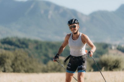 Léonie Besson, athlète FFLD, en marche nordique avec bâtons Guidetti dans les montagnes