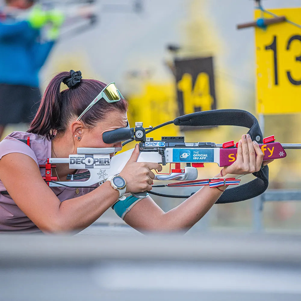 Camille Bened, biathlète française élite, en position de tir couché lors d'une compétition