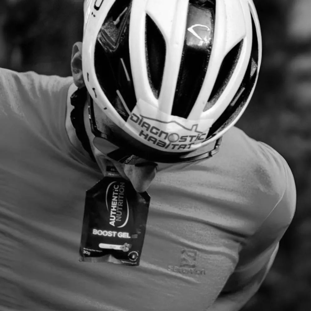 Boost Gel Authentic Nutrition accroché au maillot d'un cycliste, gel énergétique pendant l'effort