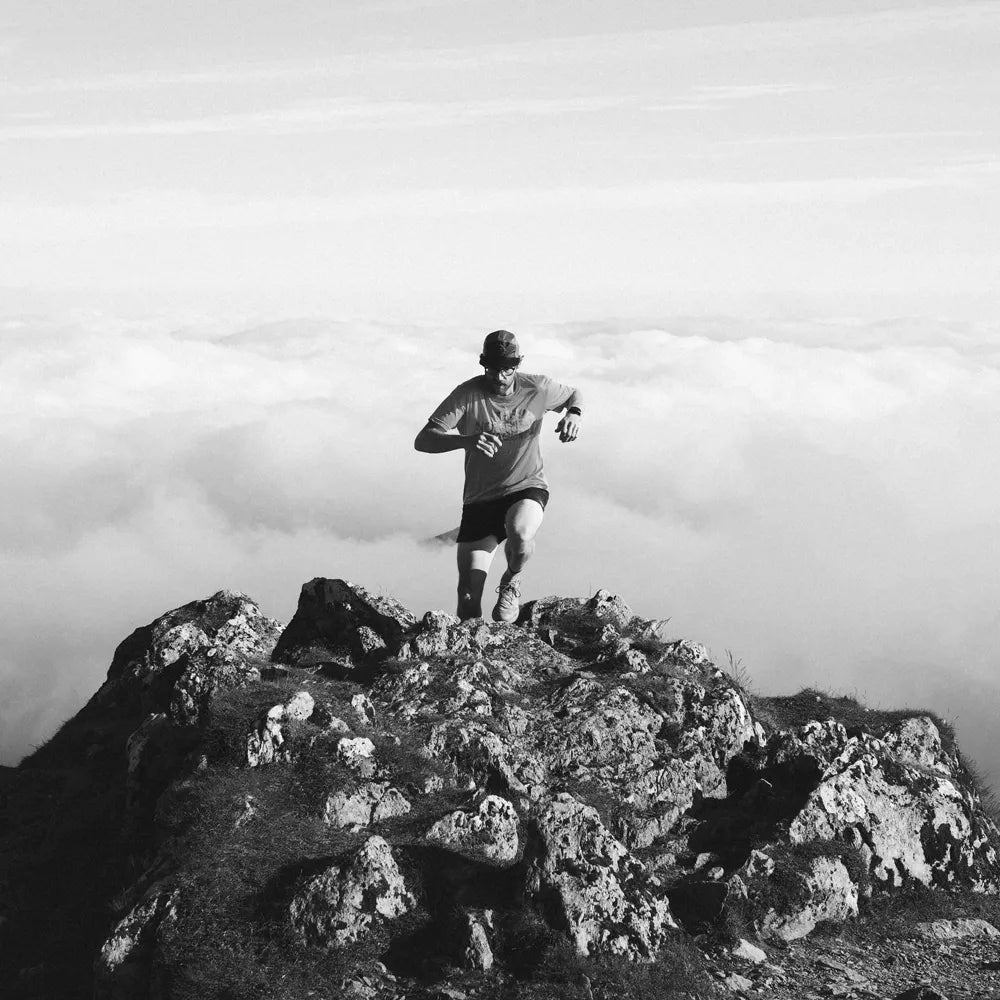 Stephen Roux, ambassadeur Authentic Nutrition, en trail sur une crête au-dessus des nuages en montagne